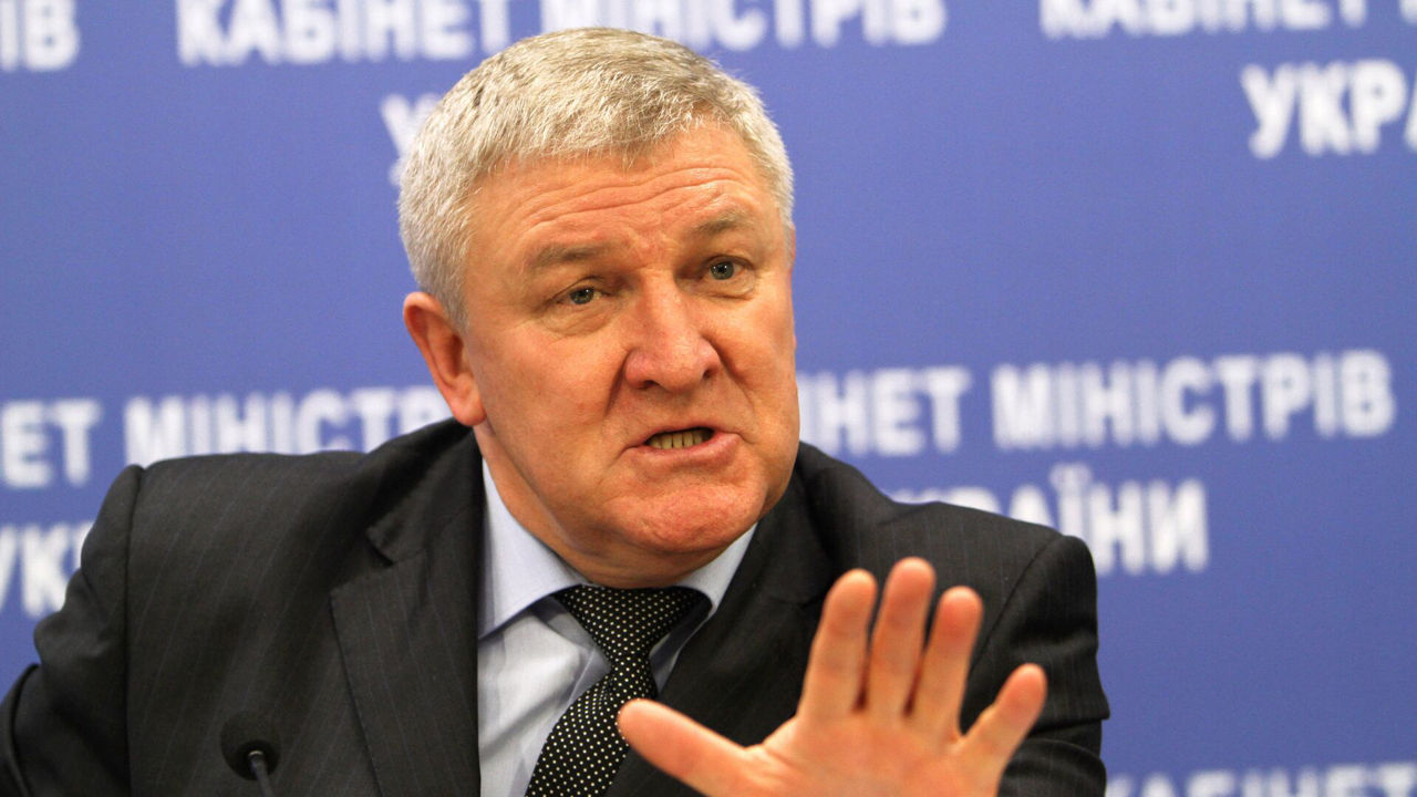 Экс-министра обороны Украины подозревают в госизмене.