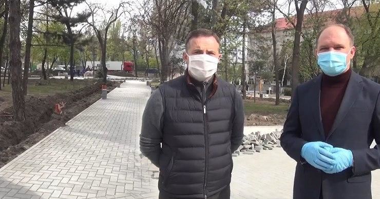 Завершается ремонт сквера на улице Букурией.