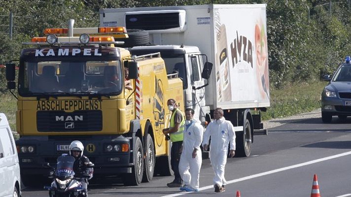 Полиция Австрии, 27 августа обнаружила в грузовике тела нелегальных мигрантов.