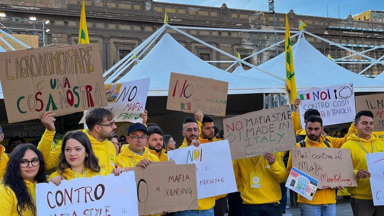 Итальянцы просят иностранцев не называть рестораны и блюда в честь Коза Ностры.