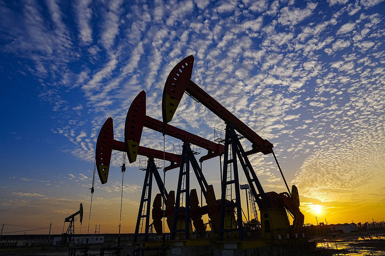 Нефть подорожала на 6 долларов из-за нового риска блокады Ормуза.