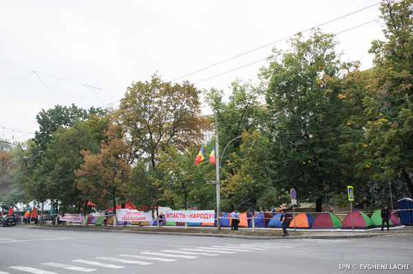 Membri şi simpatizanţi ai Partidului Socialiştilor au protestat în faţa sediului Parlamentului, unde se desfăşura şedinţa Biroului Permanent, cerând includierea pe ordinea de zi a primei şedinţe în plen din sesiunea de toamnă a proiectelor de legi care prevăd demiterea preşedintelui ţării, moţiunea de cenzură împotriva Guvernului Streleţ, dar şi demiterea mai multor funcţionari de stat.