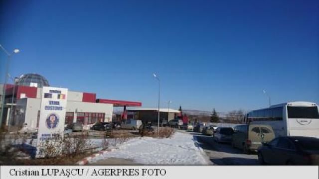 La intrarea în cele două vămi s-au format cozi din zeci de autoturisme și camioane. Foto: Agerpres