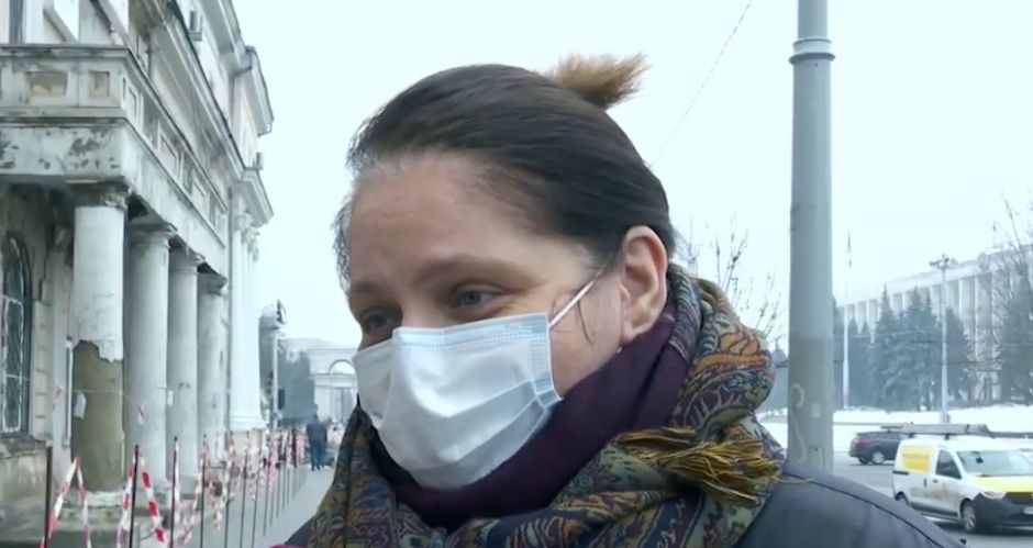 Жительница Кишинева жалуется на несоблюдение антиковидных мер в автобусе.