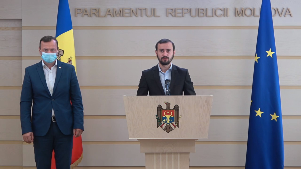 Платформа DA призвала "коррумпированных судей добровольно уйти".