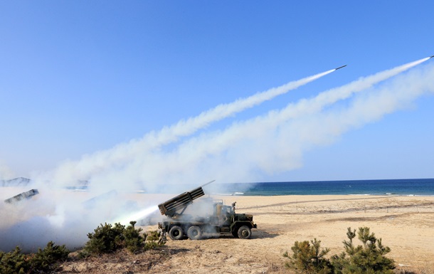 Rachetele, care par a fi de clasă Nodong, au zburat circa 650 km, a declarat Yonhap, citînd înalți responsabili militari sud-coreeni.