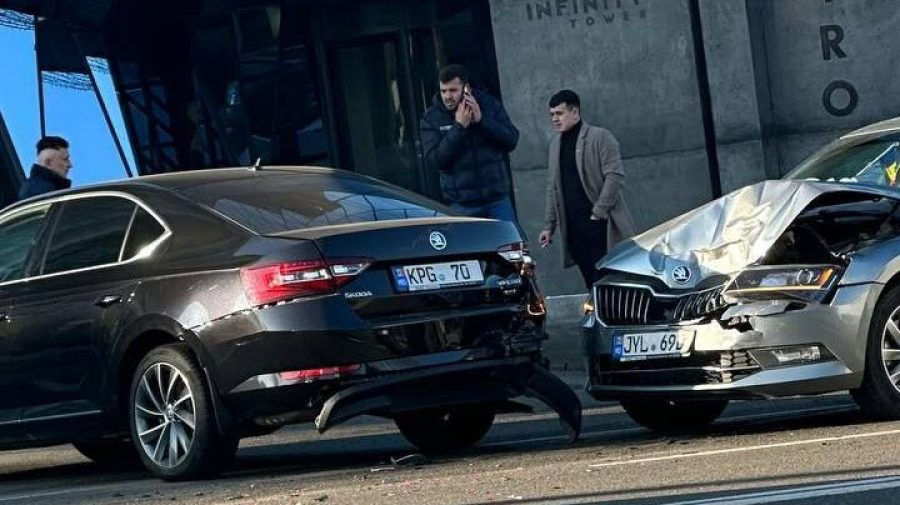 В центре Кишинева столкнулись два автомобиля "Шкода".