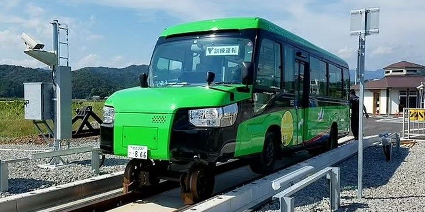 В Японии представили автобус, который за 15 секунд превращается в поезд.