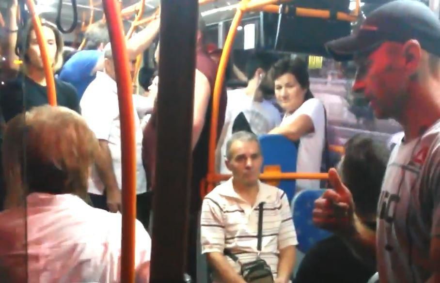 В Кишиневе водитель отказался впускать пассажиров в троллейбус.