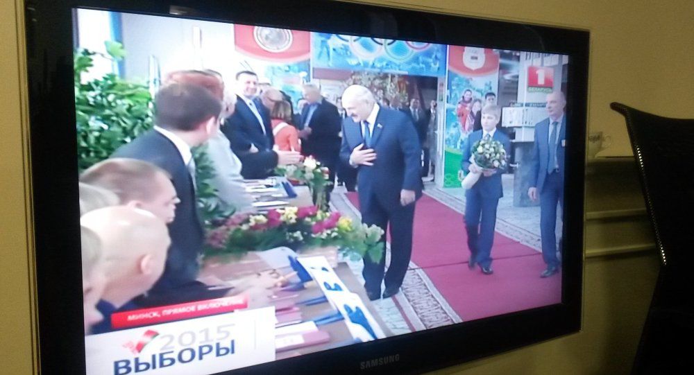 Александр Лукашенко прибыл на избирательный участок вместе с младшим сыном Николаем, который нес в руках букет цветов.