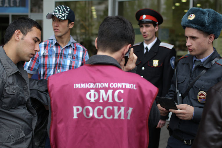 Мигрантов с хорошей репутацией, работой и достатком не будут выдворять из России.