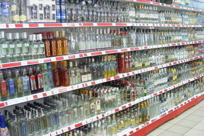 Doi agenți economici comercializau băuturi alcoolice cu termenul expirat. Foto: bodygeek.ro