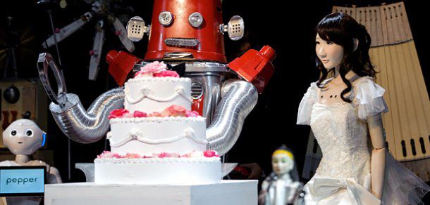 O "nuntă" între doi roboţi a fost organizată în premieră mondială sâmbătă, în Japonia. Foto: telegraph.co.uk