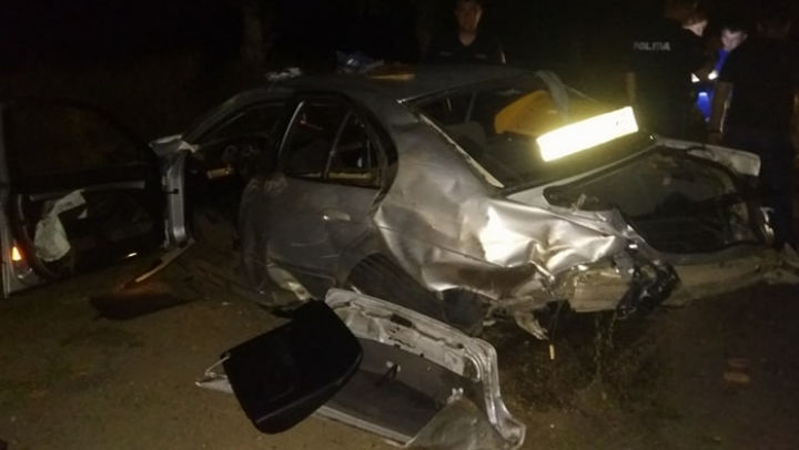 Momente de groază: Un mort şi doi răniţi, după ce o mașină s-a răsturnat. Foto: publika.md