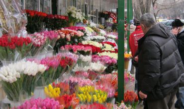 Mulți dintre bărbați au ţinut să le facă o surpriză soţiilor lor.