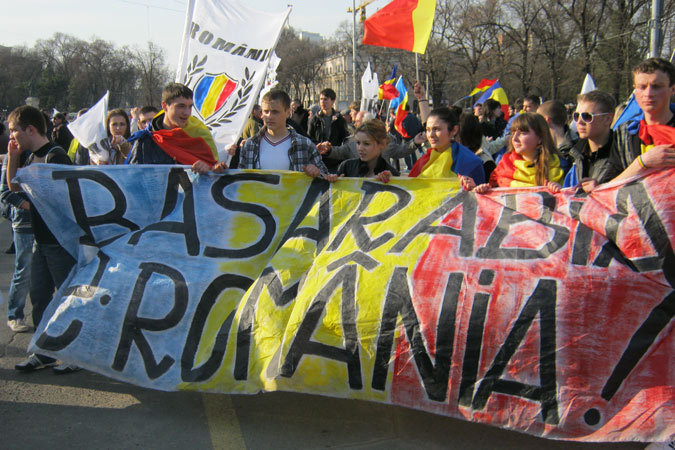 Участников марша объединения – это в большинстве своем бессарабская молодежь. Фото: Леонид РЯБКОВ