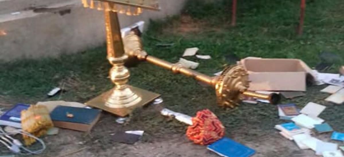 Un bărbat a deteriorat mai multe obiecte de cult dintr-o biserică din Fălești. Foto: CrimeMoldova