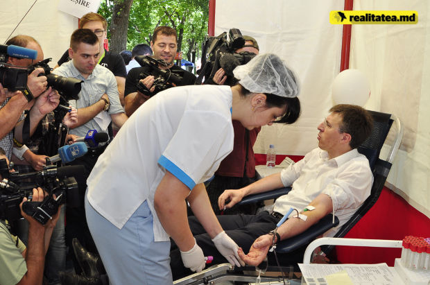 Chirtoacă, Leancă și Filat au donat astăzi sânge. Foto: realitatea.md