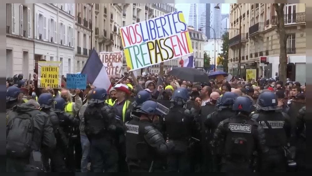 В Европе протестуют против санитарных пропусков.