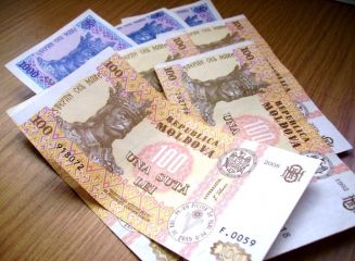 Leul moldovenesc își menține poziția față de euro și dolar. Foto: bancamea.md