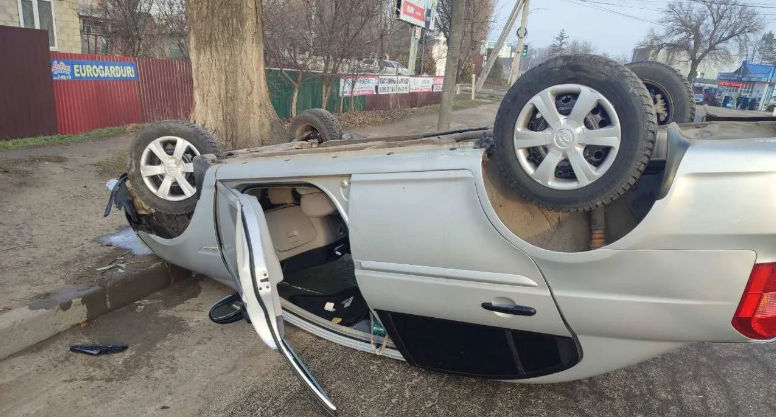 В Бельцах произошло ДТП: автомобиль перевернулся, врезавшись в дерево.