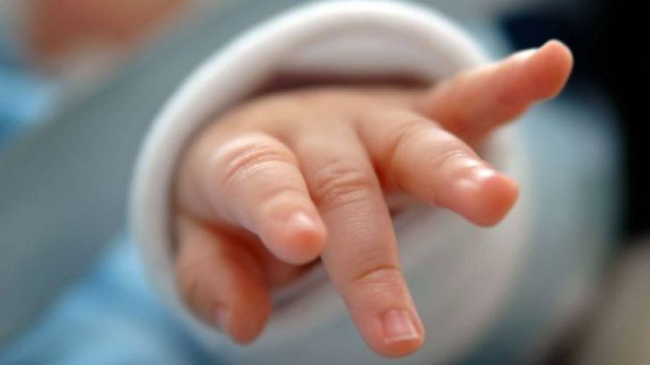 Un bebeluş de doar patru luni a murit în drum spre spital. Foto: bzi.ro