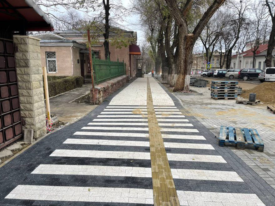 В историческом центре Кишинёва восстанавливают тротуары.