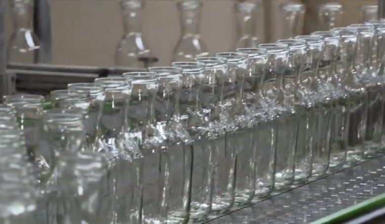 Fabrica de sticlă din Capitală produce 400.000 sticle în 24 de ore