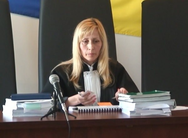 Totusi, pe ultima suta de metri judecatoarea a anuntat ca sedinta se amana pentru data de 25 aprilie.