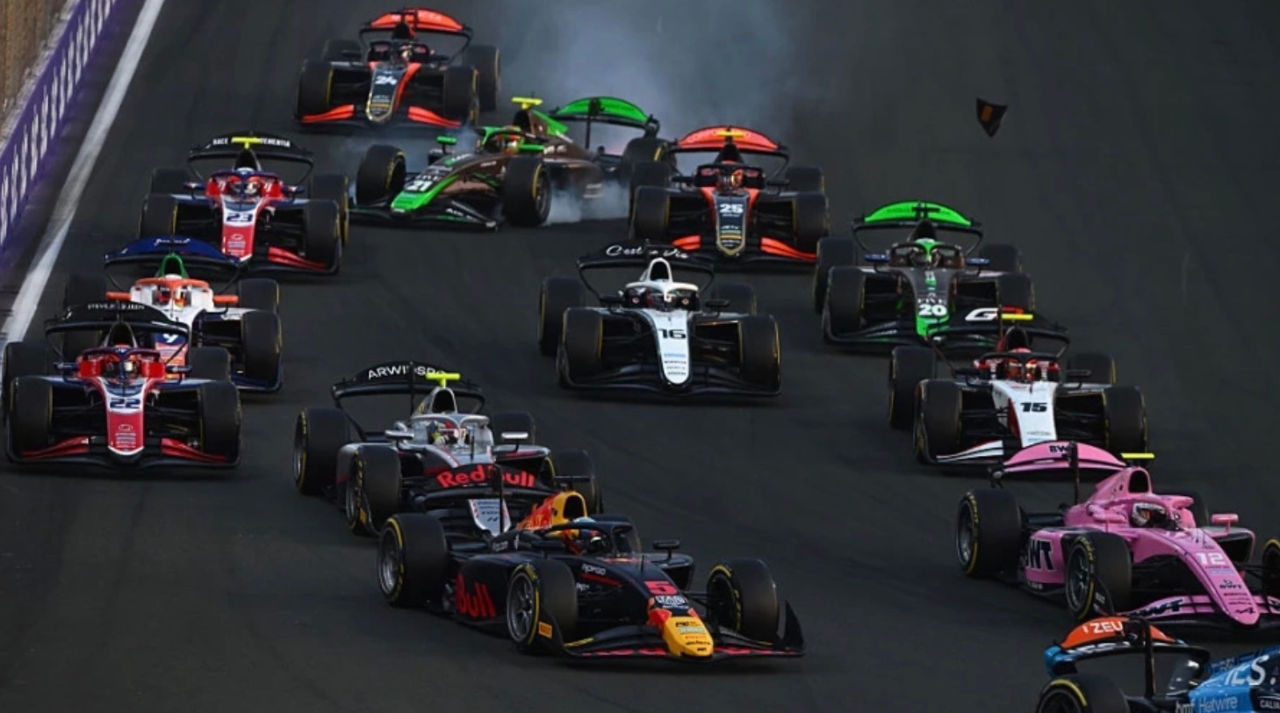 O cursă de Formula 2, suspendată după un accident cu răsturnări multiple.