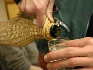 Alte şase persoane care au consumat alcool contrafăcut au fost spitalizate.