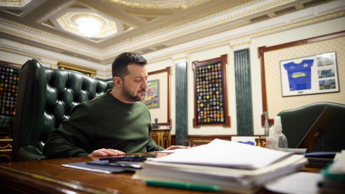 Зеленский: Российские войска ударили по вокзалу в Херсоне, когда там стоял эвакуационный поезд.