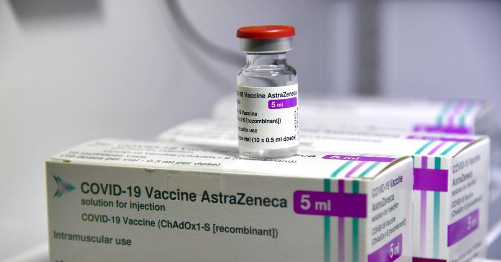 В Италии вакцину AstraZeneca рекомендовали людям старше 65 лет.
