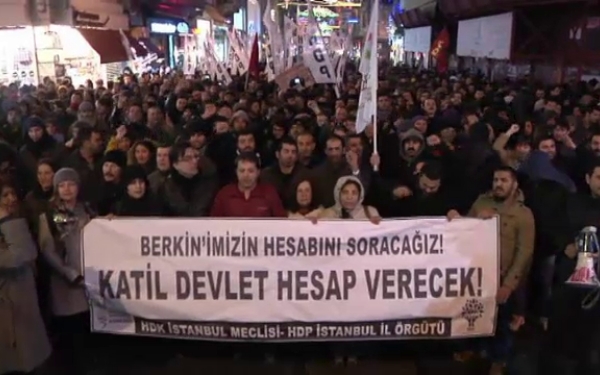 Mii de turci au iesit in strada marti seara, ca sa ceara demisia guvernului.