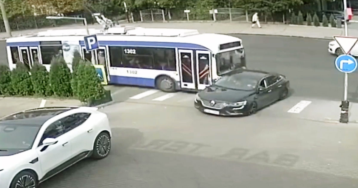 Un troleibuz plin cu pasageri, implicat într-un accident în Capitală.