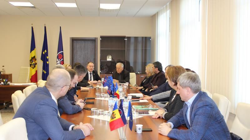 Демократы провели встречу с главой МИДЕИ.