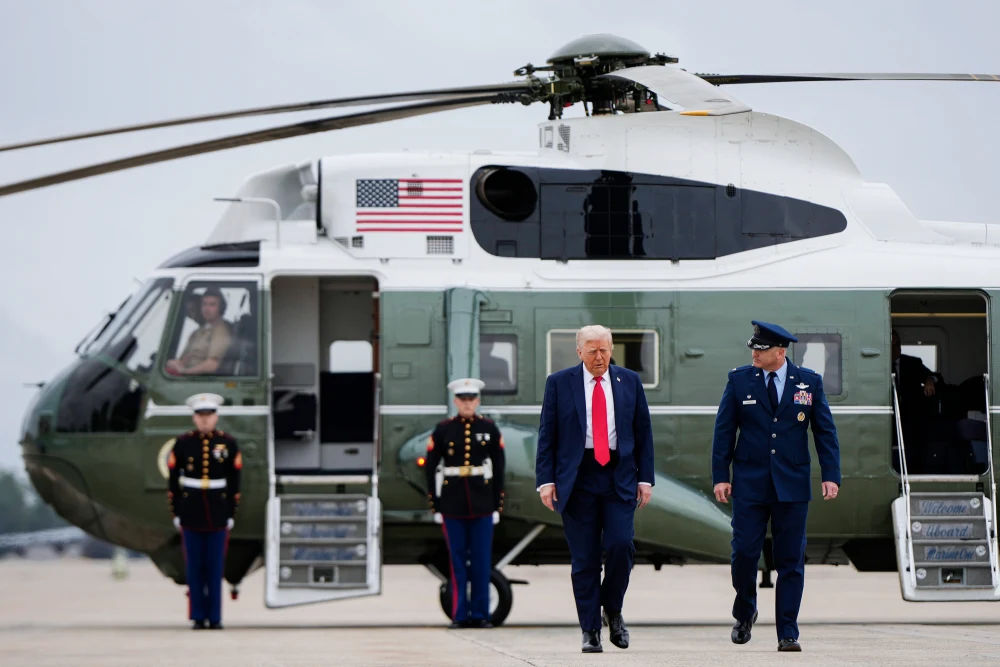 Un bărbat, reținut în SUA după ce a îndreptat un laser spre elicopterul lui Trump.