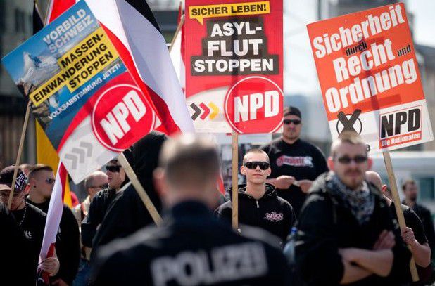 Un politician neonazist din Germania a fost salvat de mai mulţi refugiaţi sirieni.