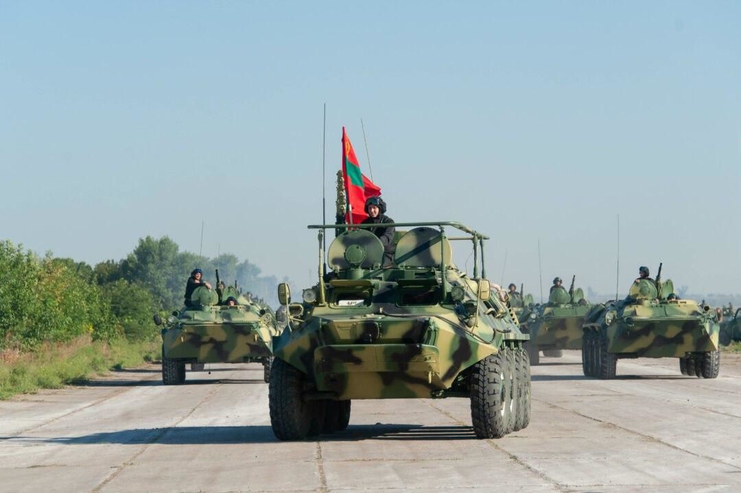 В военном параде в Тирасполе примет участие 140 единиц военной техники.