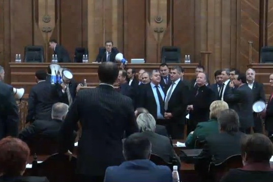 В знак протеста депутаты ПКРМ включили сирены на мегафонах и заблокировали трибуну.