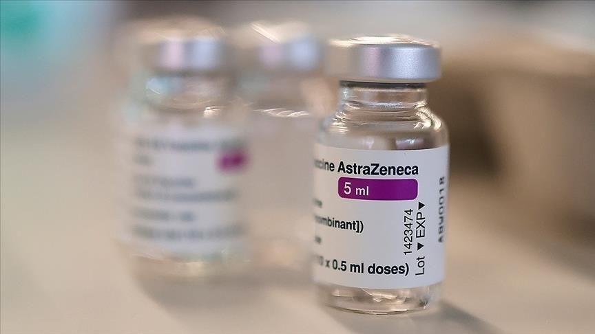 Ученые выяснили причину тромбов после вакцины AstraZeneca.