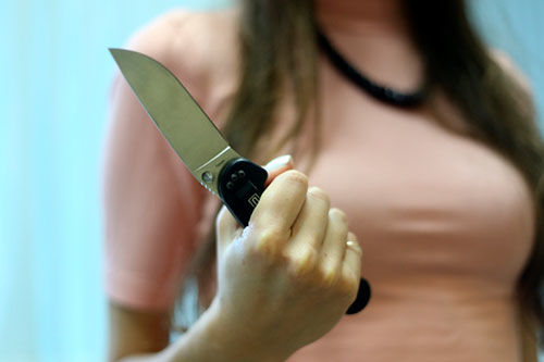 В ходе ссоры 49-летняя женщина схватилась за нож и ударила обидчика.