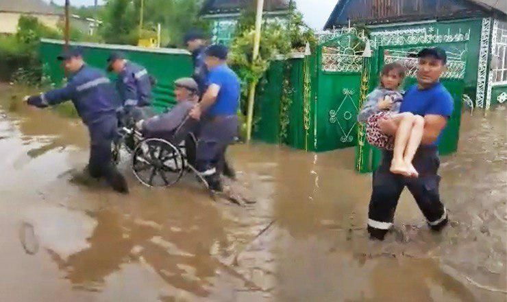 Спасатели эвакуировали детей и пожилых людей  из затопленных домов.