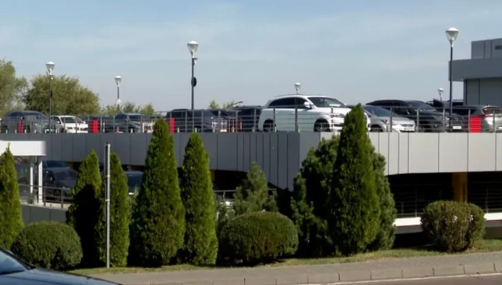 Patru mașini, „uitate” la Aeroport: Nota de plată pentru parcarea automobilelor a depășit valoarea lor.