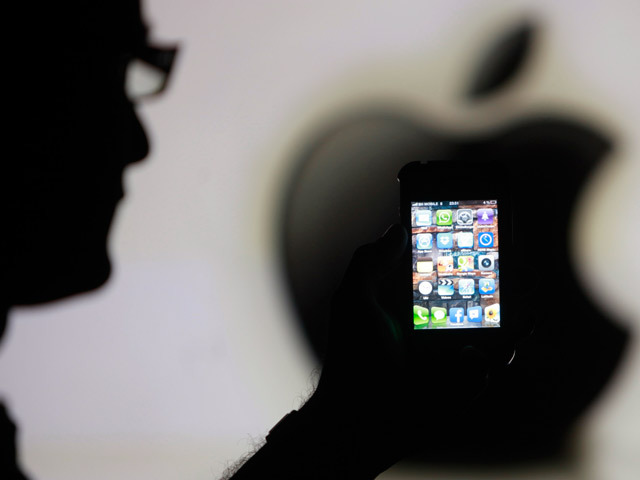 Apple приветствовала решение администрации США снять запрет на импорт и продажу ряда ранее выпускавшихся моделей смартфона iPhone и планшета iPad.