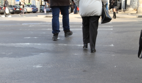 Trecerile de pietoni din capitală urmează să fie acoperite cu un strat subţire de vopsea termoplastică, mult mai rezistentă în timp.
