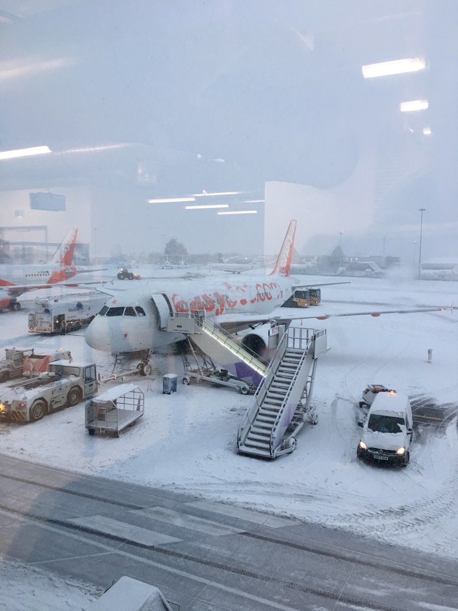 Aeroportul Luton, închis temporar din cauza vremii. 