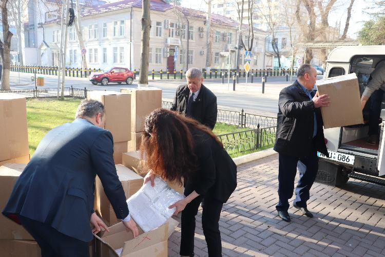 Институту скорой помощи переданы маски, изготовленные в тюрьме в Руске.