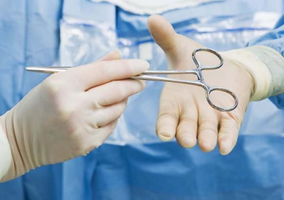 Povestea medicului care s-a operat singur și a supraviețuit. 