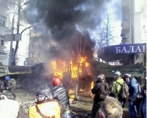 Circa 300 de manifestanți au înconjurat Rada Supremă de la Kiev și nu permit deputaților să intre în clădire.